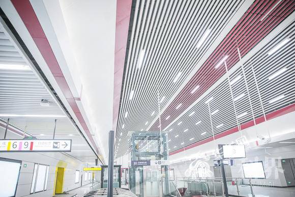 轨道9号线五里店站，洋铁红色点缀贯穿站厅。华龙网-新重庆客户端记者 李裕锟 摄