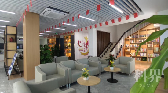 图为银行也是书房。