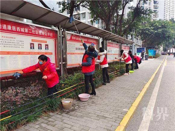 2志愿者走上街头打扫卫生。通讯员 杨朝秀 摄