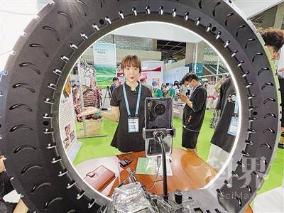 <p>    网络主播在为宁夏的优质牛羊肉直播带货。</p>