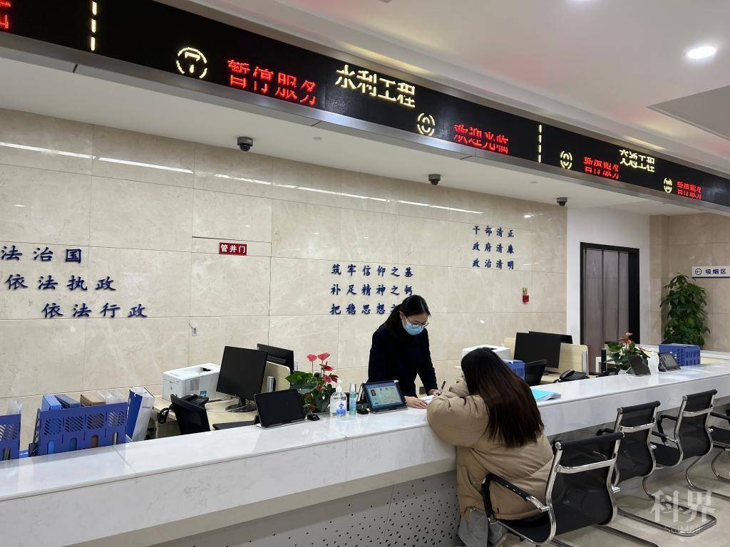 市民办理业务。市水利局供图 华龙网-新重庆客户端发