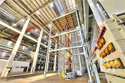 <p>　　宁夏百川新材料有限公司生产车间，反应釜设备正在运转，生产锂电池原料。</p>