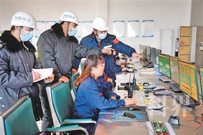 <p>　　在一家企业控制室，生态环境执法人员在查看企业错峰生产负荷情况。</p>