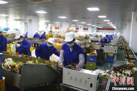 资料图：工作人员在包装螺蛳粉。　林馨 摄