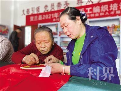 <p>    广荣村“党建+”手工车间让移民在家门口就业。</p>