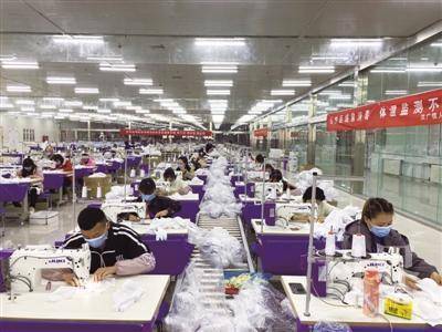 <p>    欣荣村荣耀制衣服装加工车间带动100余人参与生产。</p>