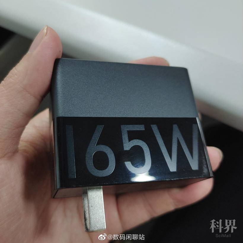 充电器为黑色立方体，插脚不可折叠，下半部分镜面处理，上半部分磨砂。