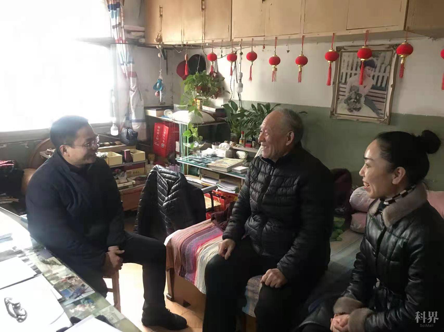 环城街道党工委书记慰问辖区老党员