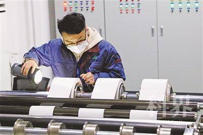 <p>　　①宁夏艾森达新材料科技有限公司技术人员在查看设备运转情况。该公司拥有先进的氮化铝粉末散热基板生产线。氮化铝粉体是最好的散热非金属之一，目前已被应用于高铁、新能源汽车、航空航天及5G等领域。</p>