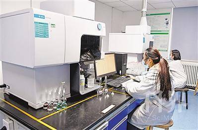 <p>　　③巴斯夫杉杉电池材料（宁夏）有限公司锂电池正极材料项目作业中。作为自治区重大科技项目之一，杉杉能源申报的高容量动力型高镍八系锂电池正极材料关键技术的研究与应用项目进展顺利，该项目可减少国内动力电池回收与新能源电池材料制造企业对钴的依赖。</p>