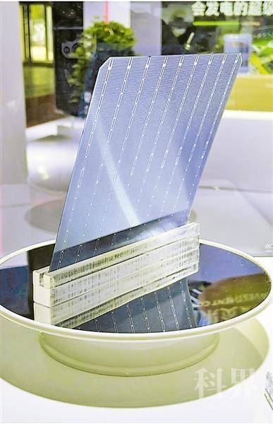 <p>　　④第五届中阿博览会上，隆基绿能科技股份有限公司展示单晶电池。我区建立了从太阳能级单晶硅棒、硅片、电池、光伏组件、分布式光伏电站到地面光伏电站的全产业链，成为重要的单晶硅切片生产基地。</p>