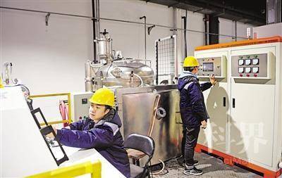 <p>　　石嘴山先进材料协同创新工程中心车间内，工作人员正在查看悬浮熔炼炉的生产情况。该中心为新材料科研项目产业化过程中，工业化技术研究平台和团队欠缺这一难题提供解决之道。</p>