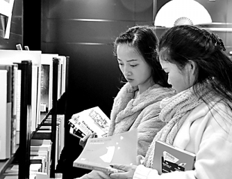 2018年1月21日，读者在北京市中关村创业大街共享书架中查阅共享图书。.jpg
