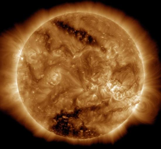 NASA的太阳观测卫星“太阳动力学天文台”（SDO）捕捉到了太阳表面的两处巨大“黑斑”。这些巨大的黑斑也被称为“冕洞”，是由于太阳表面的磁场粒子，被太阳风吹出太空，导致有部分地区呈现较深的颜色。这是继SDO卫星在1月份拍到太阳南极附近出现巨大黑色区域后，太阳表面再次出现大面积“冕洞”。.jpg