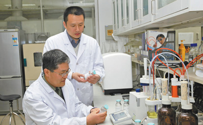 中国工程院院士李松（前）指导科研人员开展抗流感药物研究。.jpg