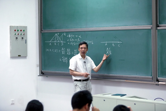 席南华讲授《线性代数》。.JPG