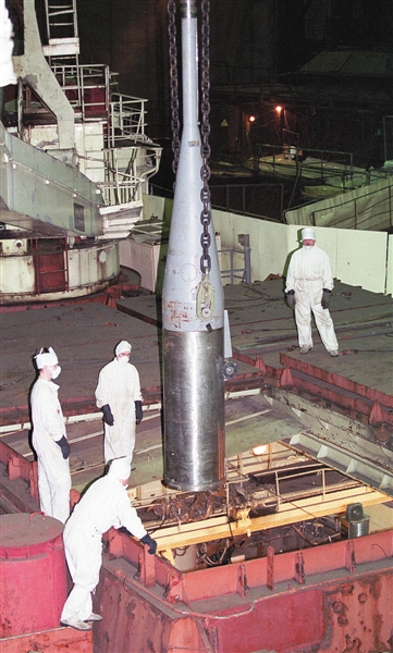 2003年2月14日，俄技术人员取出已报废核潜艇库尔斯克号中的核燃料。.jpg