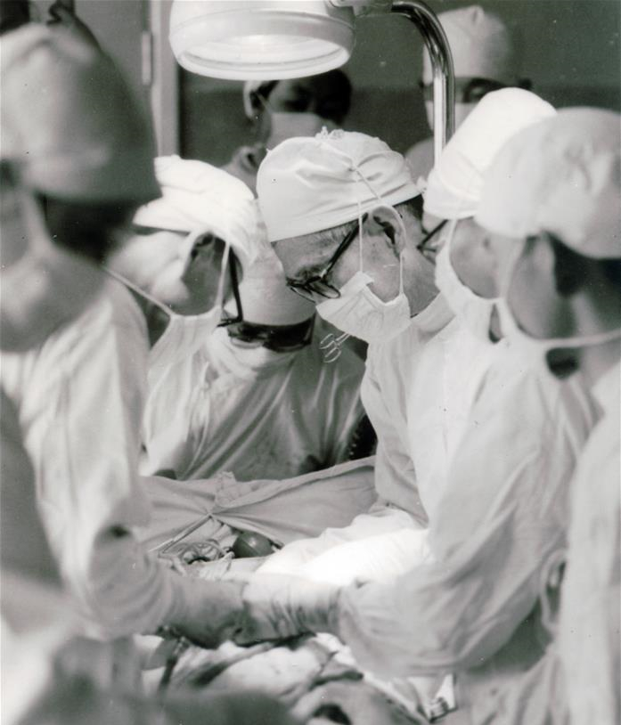 苏鸿熙教授（右三）在进行手术。.jpg