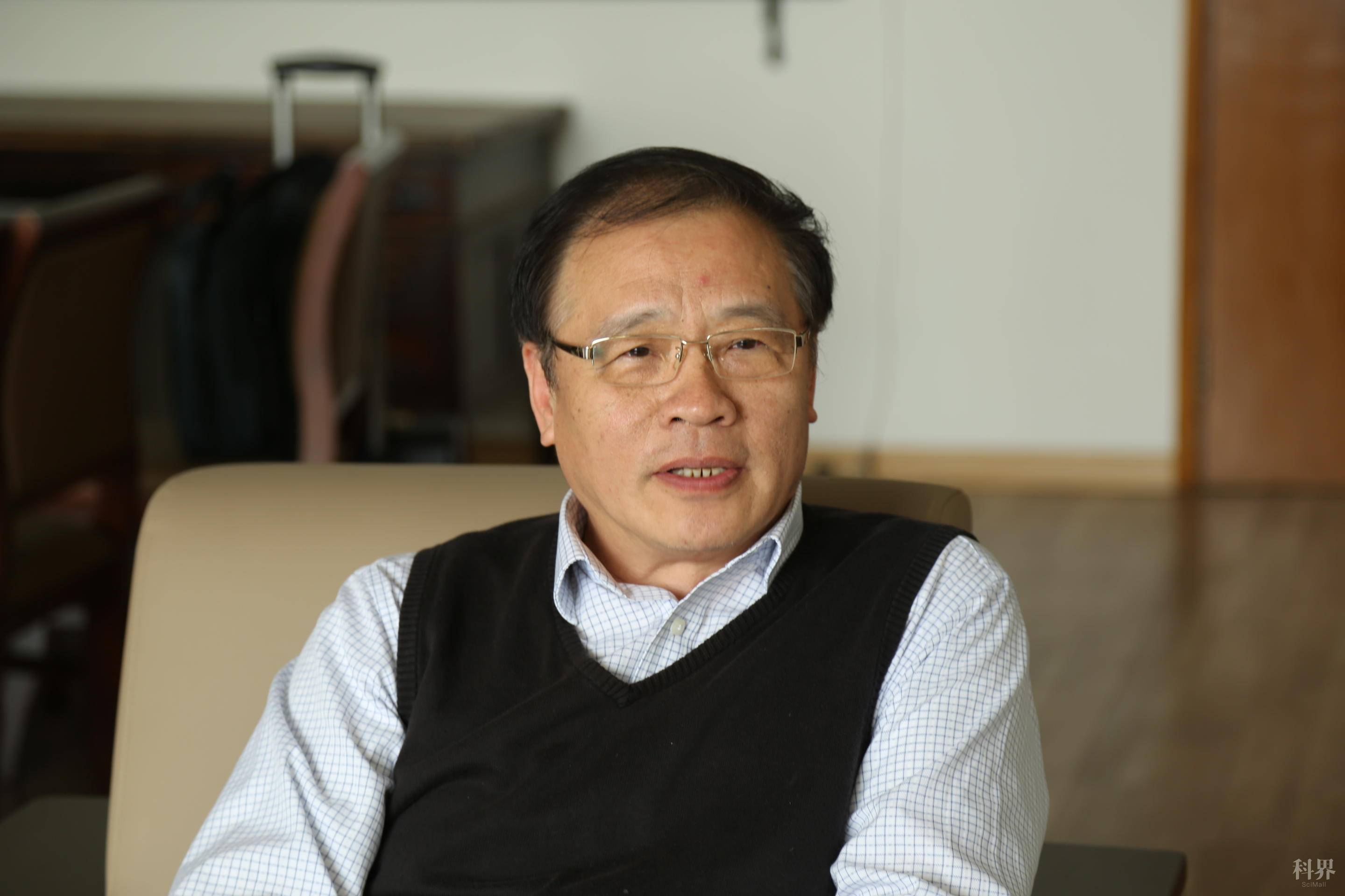 褚君浩:身为院士,心系科普