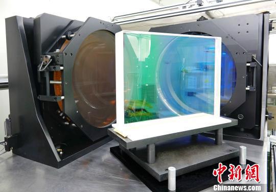 大尺寸激光薄膜反射元件。中科院上海光机所 供图.jpg