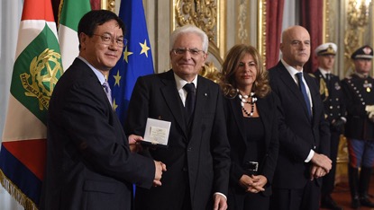 意大利总统马塔雷拉为王中林颁发埃尼奖奖章。中科院北京纳米能源所供图.jpg