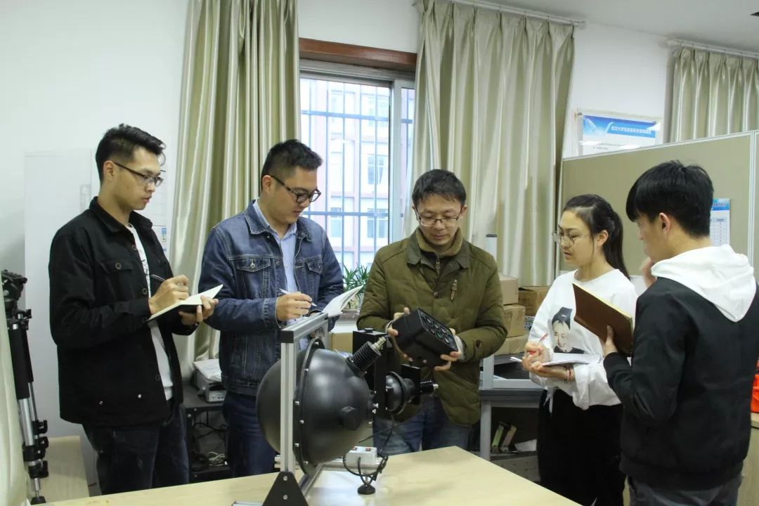 龚龑于武汉大学遥感信息工程学院博士毕业并留校任教,是典型的从实验