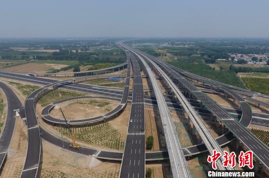 北京大兴国际机场重要配套保障工程——北京大兴机场高速公路和北京大兴机场北线高速公路中段工程将于2019年6月底建成，并具备通车条件。　<a target='_blank' href='http://www.chinanews.com/'>中新社</a>记者 崔楠 摄