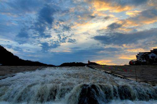 人民日报:大江大河奔腾向前的势头谁也阻挡不了