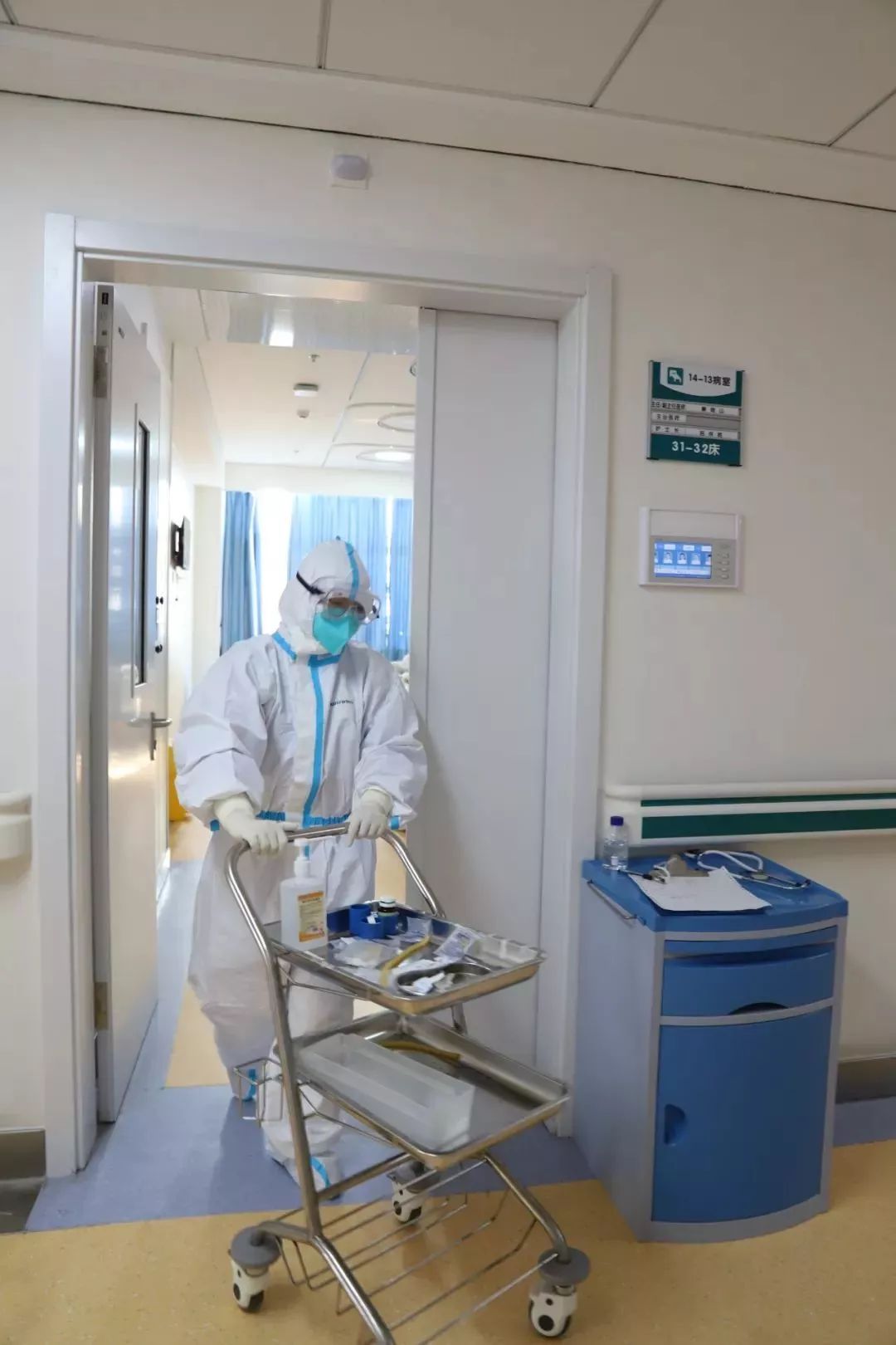 据了解,这两张志愿书是安徽医科大学第一附属医院医护人员的集体签名.