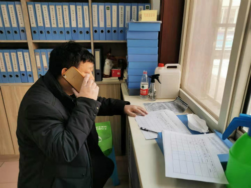 包联人员在社区登记整理排查人员 台账 （刘艳艳 摄）.jpg