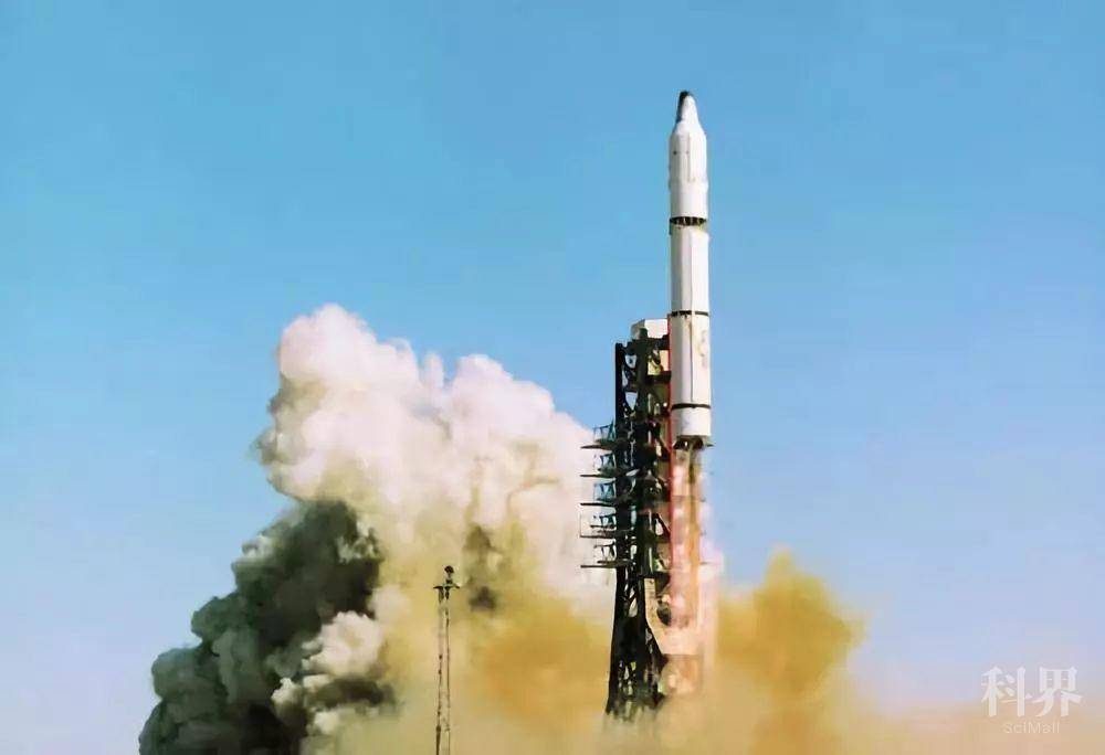 长征2号运载火箭携带中国又一颗 返回式遥感卫星冲出大气层.