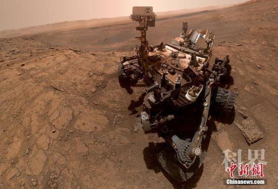 美国国家航空航天局(NASA)公布了“好奇”号火星车“激动人心的”自拍。这张照片事实上由57张单独的照片构成，它们被拼接在一起以记录这一对探测器来说的重要时刻。图片来源：视觉中国