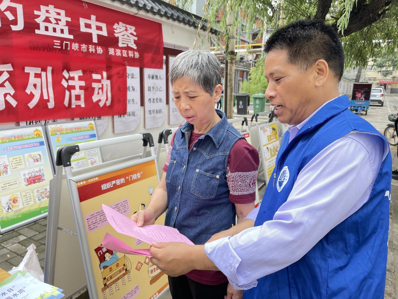 河南省三門峽市科協組織科普志願者開展食品安全宣傳週進社區科普宣傳