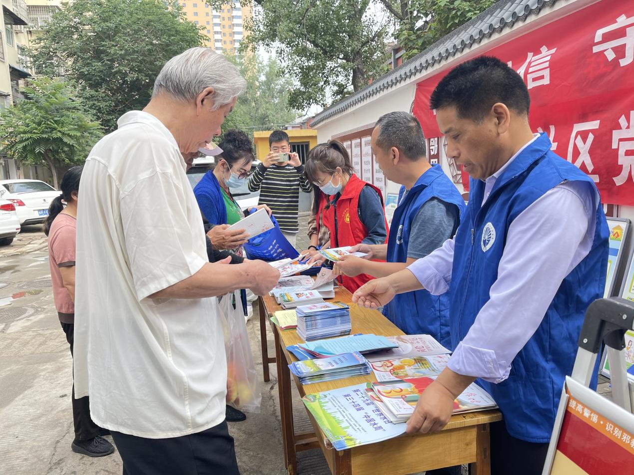 三门峡市科协组织科普志愿者开展食品安全宣传周进社区科普宣传活动2.