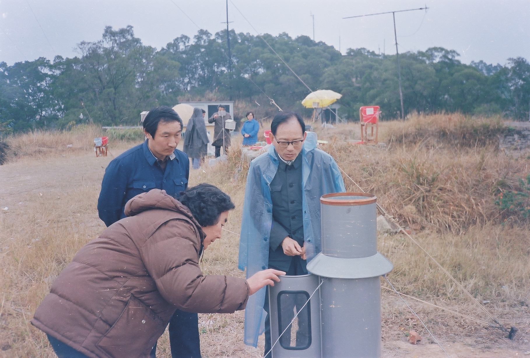 1993年，王文兴（右一）在白云山检查酸雨采样。.png