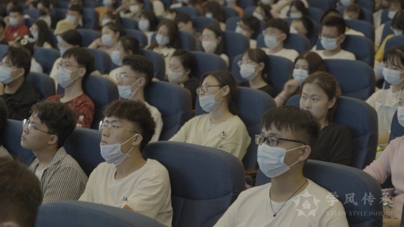 北京石油化工学院学生听讲座