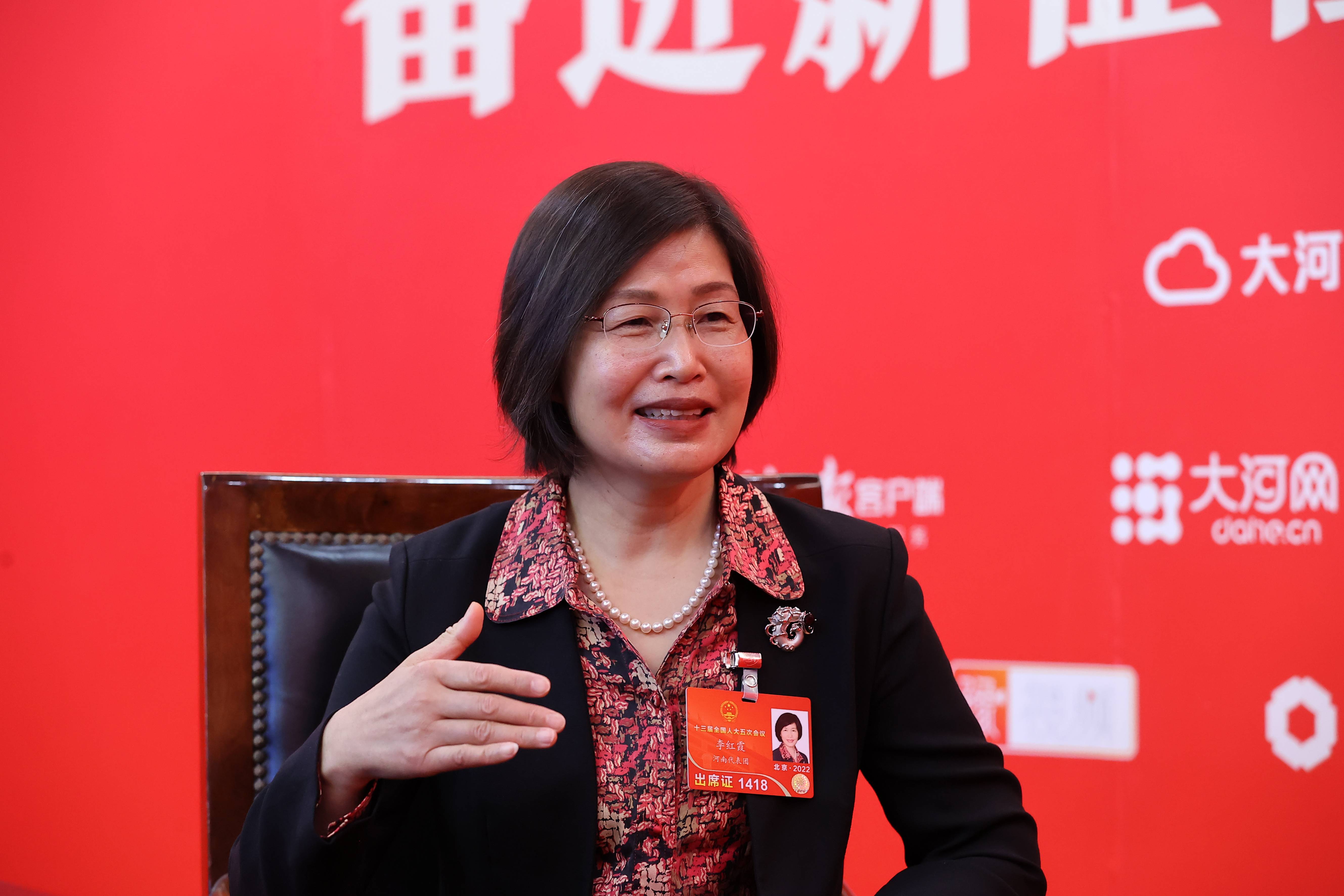 3李红霞同志参加全国人大会议期间接受采访.jpg
