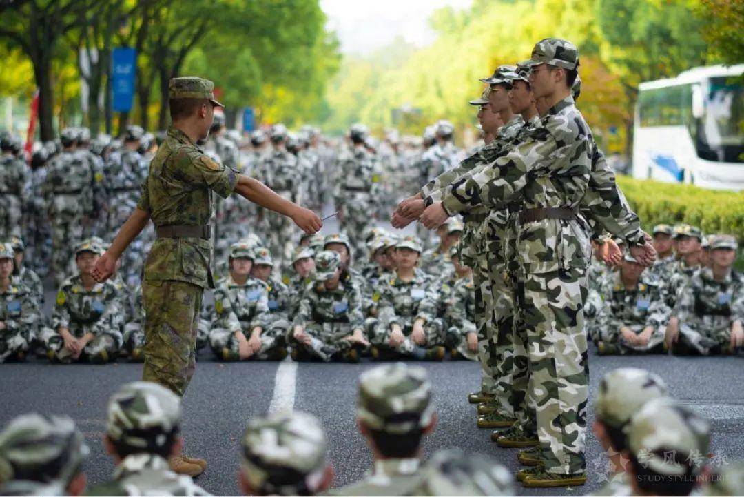 全景直击浙江大学2022年学生军训 - 风启学林主题社区
