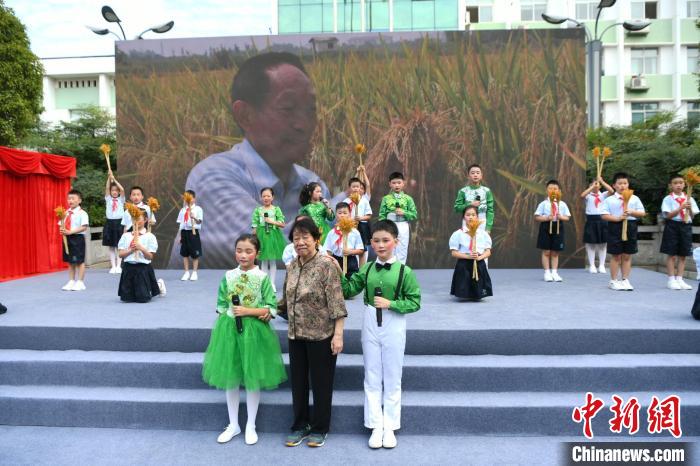 袁隆平院士夫人邓则受邀与青少年合影。　杨华峰 摄