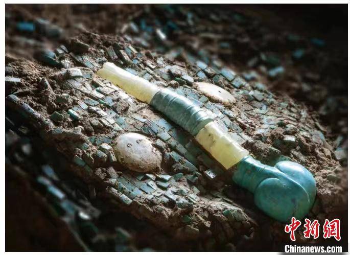 二里头龙形器面部中轴软玉及绿松石蝉形排列。 邓聪 供图