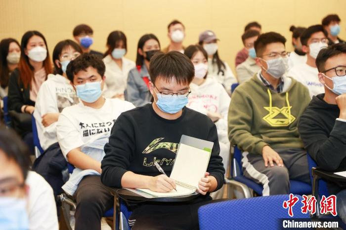 图为北建大学子聆听钱七虎院士讲座。　北京建筑大学供图