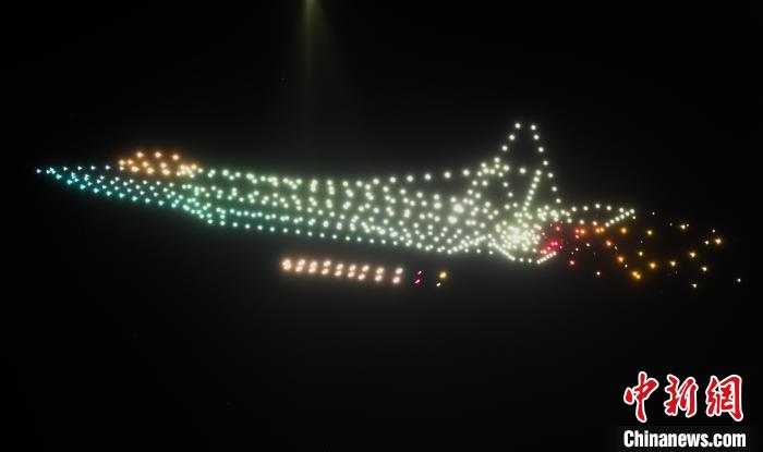 500架无人机空地一体大型展演点亮沈阳航空航天大学夜空