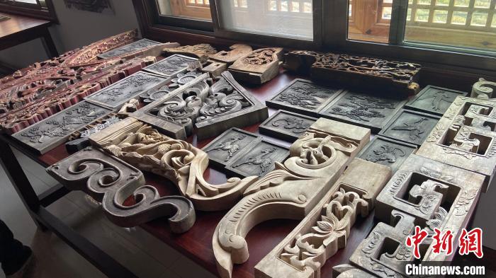 图为叶伟平工作室内的雕刻雀梯，雕花板，古式木短窗。　刘玉洁 摄