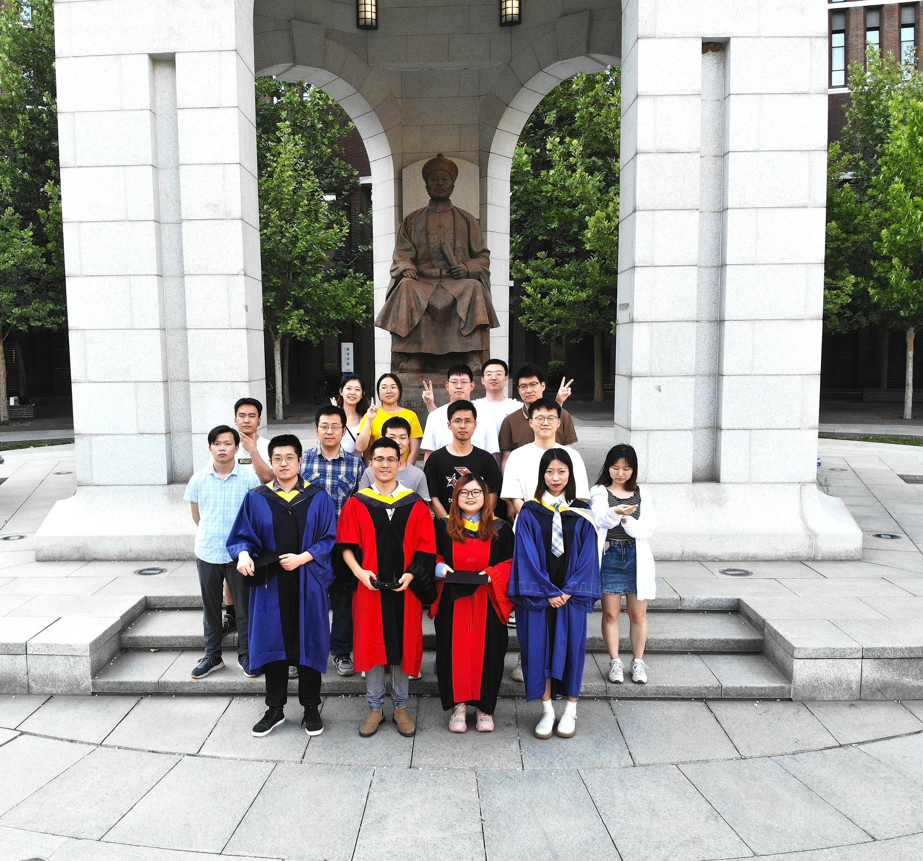 无人机给学生拍的毕业照.jpg
