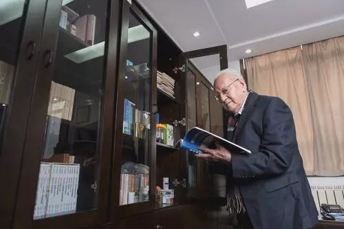 黄旭华院士：为中国核潜艇隐“功”埋名三十年