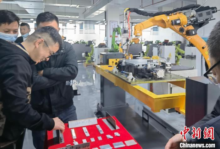 中国工业机器人密度快速增长激光焊接机器人工作站助力装备制造提速