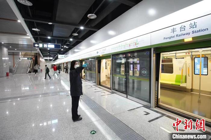 北京地铁16号线南段开通试运营各站配置AED、清洁机器人