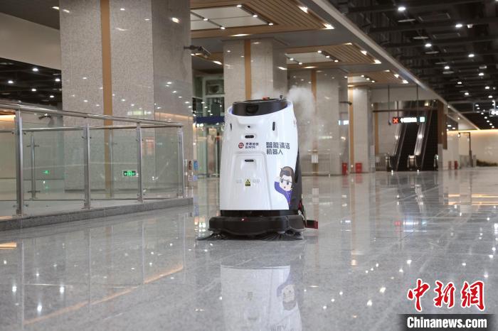 16号线南段各站配备智能清洁机器人。　京港地铁供图