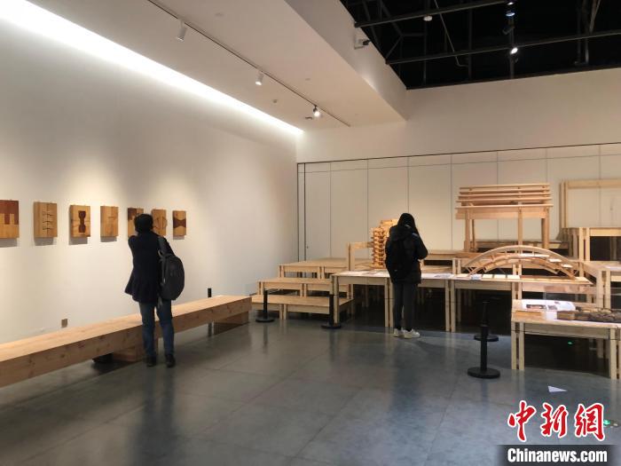 “木构新景”展在武汉开幕，展现木结构建筑生命力 梁婷 摄