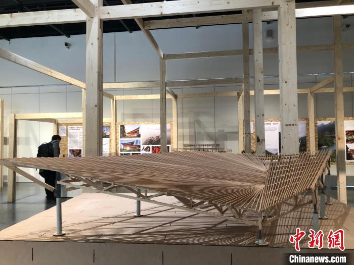 “木构新景”展在武汉开幕，展现木结构建筑生命力 梁婷 摄